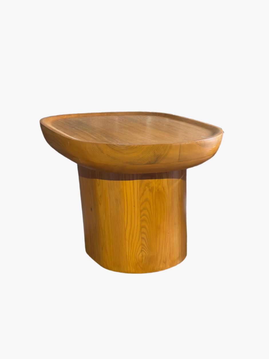 Uto round table inspired by Axel Einar Hjorth, featuring an oval-shaped bowl top with plateau rim and hand-sanded wooden planks.