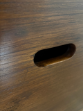 Wooden surface of LC14 stool with a oblong handle
