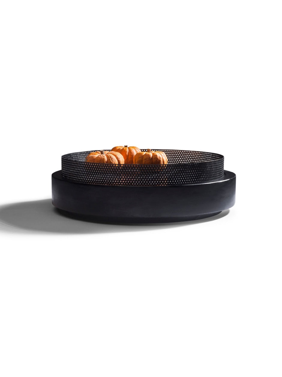 Stone bowl in Muschelkalk with reversible bronzed lid by Nicolas Schuybroek  
Designer stone bowl with sculptural form and dual-sided bronze lid  
Nicolas Schuybroek minimalist stone bowl in German limestone  
Close-up of Muschelkalk stone bowl with bronzed lid, Ø39cm  
Sculptural bowl with bronzed lid, also in marble and Egyptian limestone  
Architectural home object designed by Nicolas Schuybroek  
